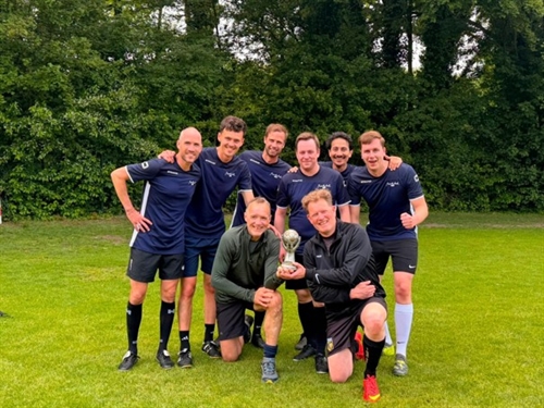 Twee velden, 6 teams en één prijs